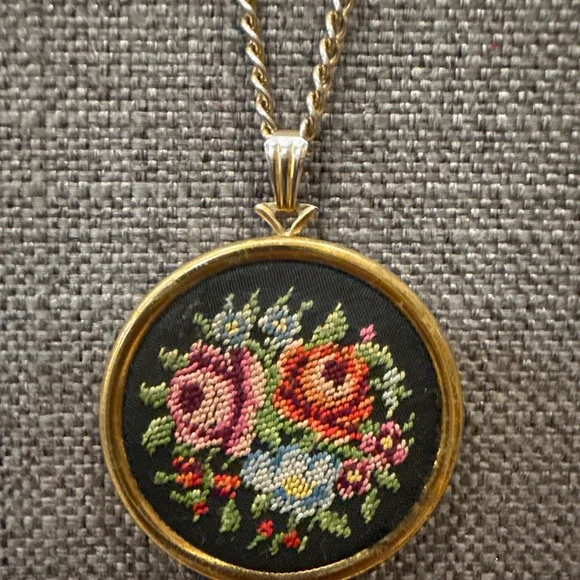 Avon Floralpoint locket - Picture 9 of 11